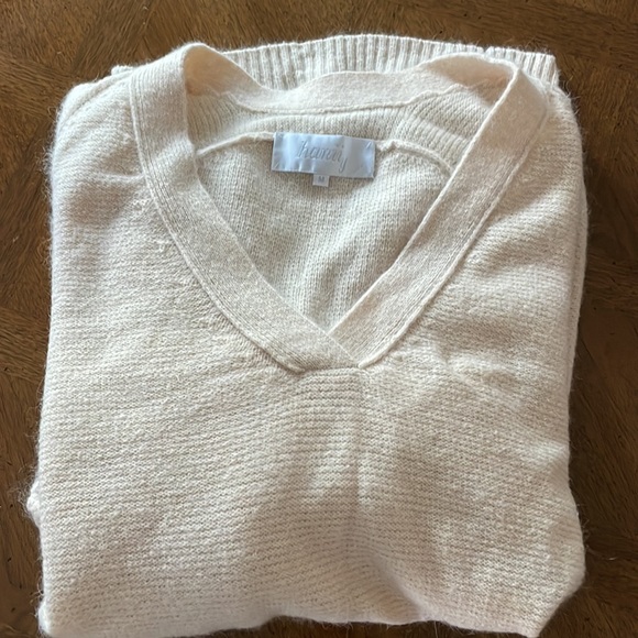 Comfy stylish oversized sweater. Size M - Picture 8 of 8